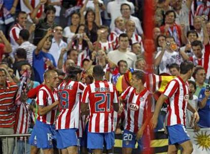 Los jugadores rojiblancos festejan junto a sus seguidores uno de los goles.