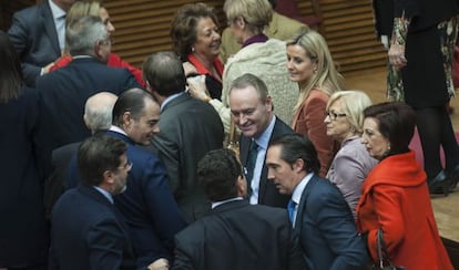 El presidente de la Generalitat, en el centro, rodeado de diputados populares tras aprobar los presupuestos de 2015 en las Cortes.