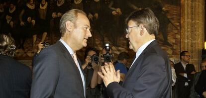 El popular Alberto Fabra con el socialista Ximo Puig en un acto en el Palau de la Generalitat.