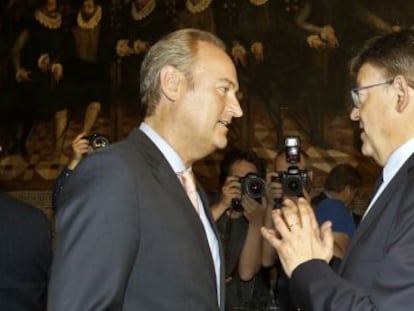 El popular Alberto Fabra con el socialista Ximo Puig en un acto en el Palau de la Generalitat.