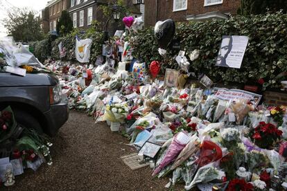 Docenas de ramos de flores ante la casa de George Michael.