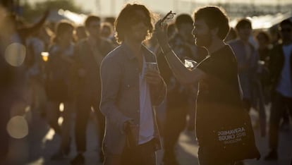 Dos jóvenes consumen bebidas en el Primavera Sound de Barcelona.