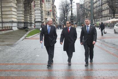 Los presidentes de Caja Vital, BBK y Kutxa, Carlos Zapatero, Mario Fernández y Xabier Iturbe respectivamente, de izquierda a derecha, caminan juntos por la céntrica Gran Vía de Bilbao, frente a la sede de la Diputación de Bizkaia.