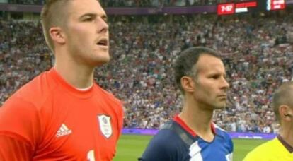 Giggs, junto al meta Butland, durante el himno británico en el partido contra Senegal.