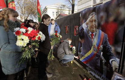 Un grupo de personas deposita flores ante la embajada de Venezuela en la ciudad de Minsk (Bielorrusia).