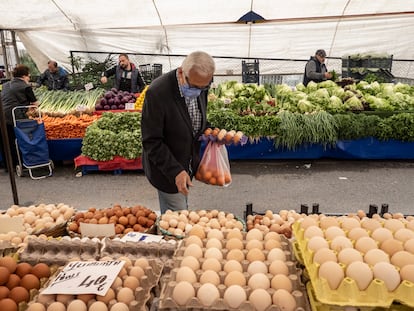 Compradores en un mercado callejero de Estambul este jueves.