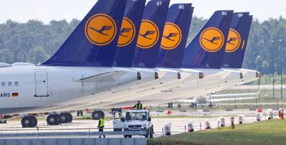 Aviones de Lufthansa estacionados en el aeropuerto Berlin Schoenefeld.