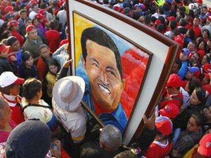 Miles de venezolanos se han congregado en Caracas para despedir a Hugo Chávez.