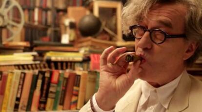 Wim Wenders fumando un puro en fotograma del documental 'A Fuller Life'