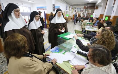 Unas monjas votan en el colegio Velázquez de Sevilla.