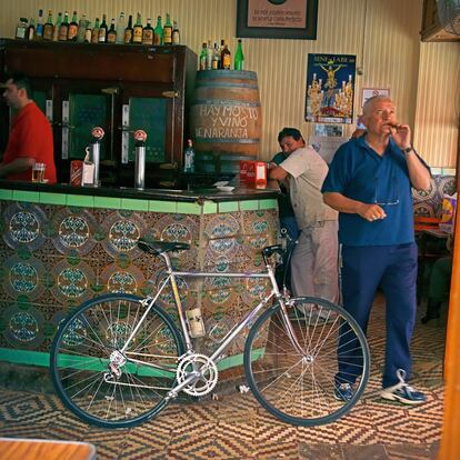 Escena en la plaza del Pumarejo, en un bar del barrio de San Gil. 