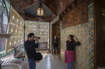 Dos visitantes se fotografían en la Casa Vicens de Barcelona.