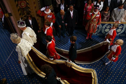 Carlos III y Camila entran a la sala de Westminster donde se celebra la apertura de la legislatura.