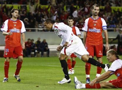 Luis Fabiano celebra uno de sus tres goles ante la defensa leonesa