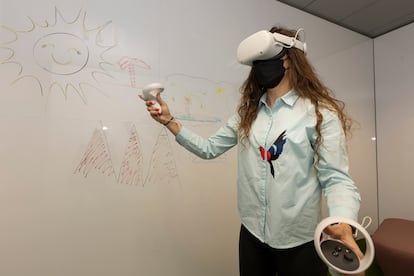 La psicopedagoga Zaira Santana, con las gafas de realidad virtual frente a la pizarra, en el juzgado especializado en violencia contra la infancia, en Las Palmas de Gran Canaria.