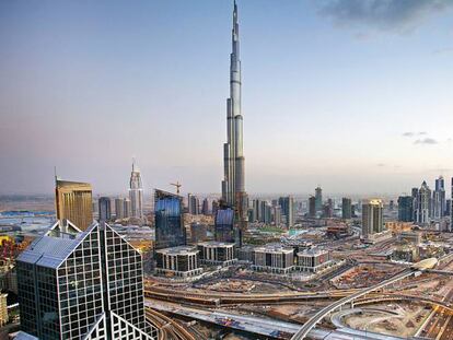 Dubai con el edificio Burj Dubai en el centro, el m&aacute;s alto del mundo.