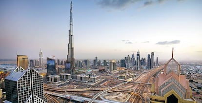 Dubai con el edificio Burj Dubai en el centro, el m&aacute;s alto del mundo.