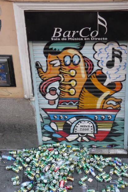 Latas en la puerta de un bar de la calle del Barco.