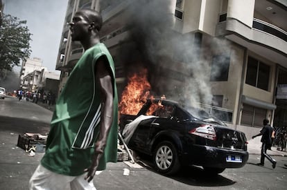 “Quería mostrar la variedad y la fuerza del movimiento ciudadano”, explica la fotógrafa, quien también añade que dedicó un año de su vida a observar la calle, “empotrada” entre manifestantes y activistas y documentando concienzudamente un momento histórico que vivió Senegal.