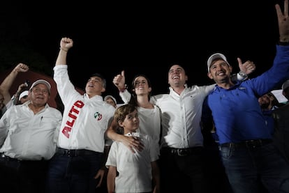 Manolo Jiménez celebra su triunfo electoral en Coahuila con su familia y los directivos del PRD, PRI y PAN, en junio de 2023.