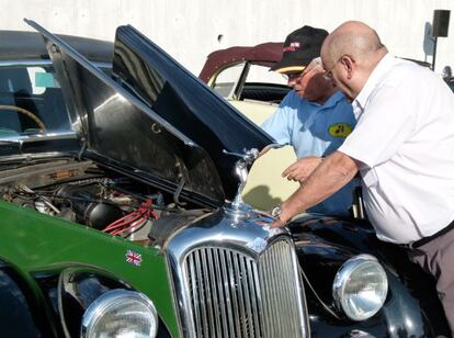Los vehículos clásicos necesitan de cuidados especiales. Cualquier avería o rotura puede significar un desastre debido a la escasez de piezas. En la imagen, un Riley RMF de 1952.