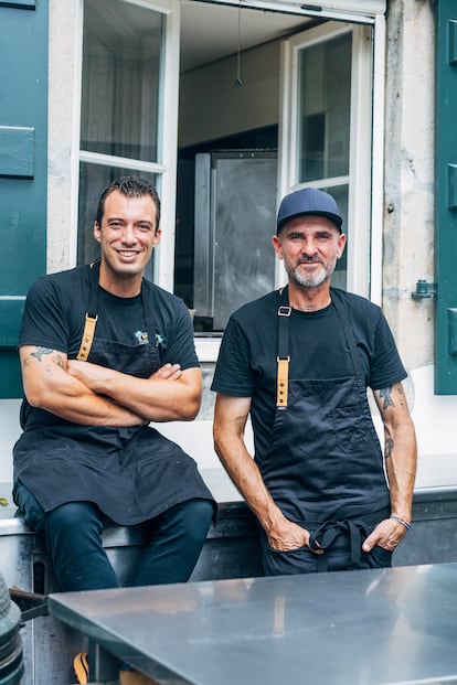 Borja Susilla, a la izquierda y David González, cocineros del restaurante Finca Gaztelur.