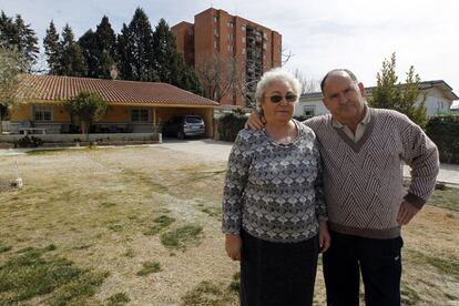 Rosario Roldán junto a su esposa María Arcos, vecinos de la Cañada en el sector 5.