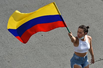 Una mujer sostiene una bandera de Colombia, en Cali, este 19 de mayo.