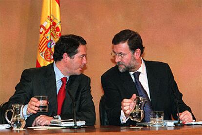 José María Michavila y Mariano Rajoy, durante la rueda de prensa posterior al Consejo de Ministros.