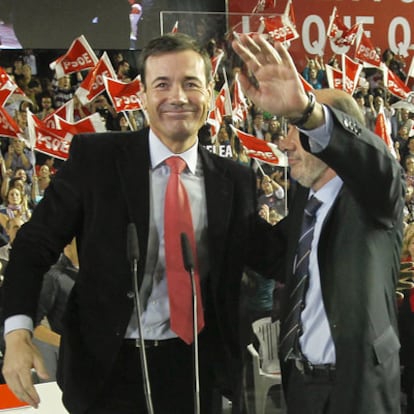 Tomás Gómez (izquierda) y Alfredo Pérez Rubalcaba, juntos en el mitin de cierre de campaña.