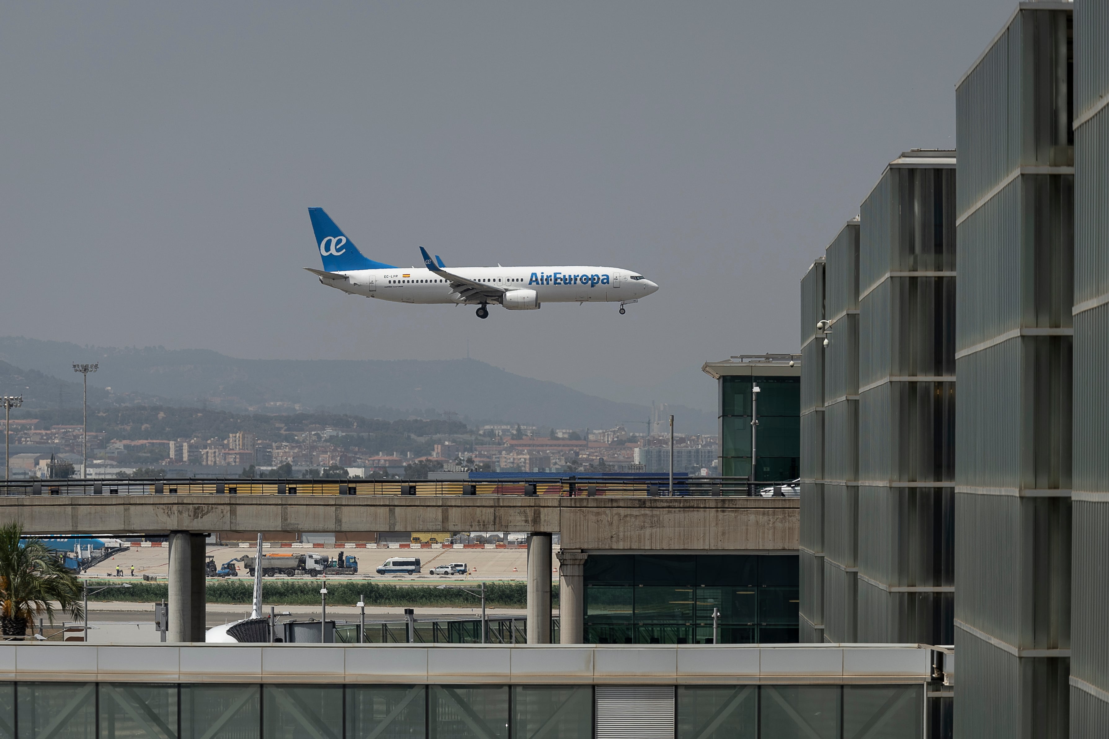 Un avión de AirEuropa se aproxima al aeropuerto de El Prat, en Barcelona.