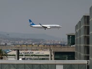 Un avión de AirEuropa se aproxima al aeropuerto de Barcelona durante el aterrizaje en junio de 2025.