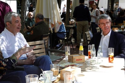 El cabeza de lista de Ciudadanos al Parlamento Europeo, Luis Garicano (izquierda), junto a Ángel Garrido, expresidente de la Comunidad de Madrid y ahora en las listas de Cs a la Asamblea de la Comunidad de Madrid, toman el aperitivo durante la jornada de reflexión.