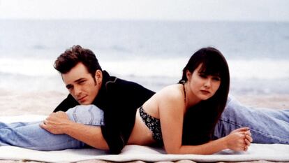 Luke Perry y Shannen Doherty en una imagen de 'Sensación de vivir'.