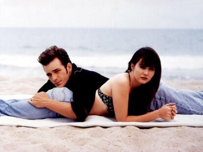 Luke Perry y Shannen Doherty en una imagen de 'Sensación de vivir'.