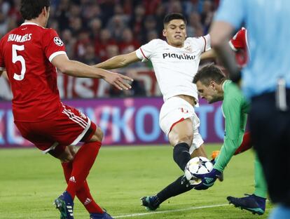 El portero del Bayern Sven Ulreich (derecha) salva el balón ante Joaquín Correa.