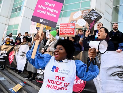 Un grupo de enfermeras se manifiesta este lunes a las puertas del hospital University College London, en Londres