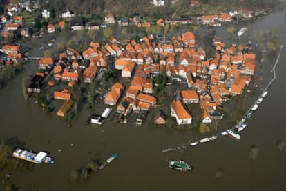 La ciudad alemana de Hitzacker, cubierta por la crecida del Elba en 2006. Las inundaciones se vinculan ahora a las emisiones.
