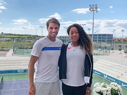 Nadal y Osaka posan en la academia de Manacor, en una imagen cedida por la Rafa Nadal Academy.