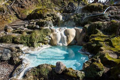 EL SALVAJE NORTE, TIERRA DE LOS AINU. Hokkaidō, la isla más septentrional de Japón, lleva tiempo siendo un destino importante de deportes de invierno. Ahora quiere apostar también por otras actividades respetuosas con el medio ambiente y por el renacer cultural de su pueblo autóctono: los ainu. Hokkaido es una cara de Japon muy diferente a la que ofrecen destinos tan famosos como Tokio, Kioto e Hiroshima. Con un 20% del territorio de Japón y solo un 5% de su población, con grandes extensiones de montañas y naturaleza, Hokkaidō sigue siendo una región relativamente desconocida, a no ser por sus resorts de invierno, como Niseko. Hokkaidō es en este sentido uno de los destinos más deseados por los japoneses y el Gobierno espera atraer también más visitas internacionales al desconocido norte. El objetivo es ofrecer una experiencia de calidad, pero que beneficie a toda la comunidad y revitalice la lengua y la cultura ainu, incluidas la música, la danza, la artesanía y la cocina. La isla tiene seis parques nacionales, con mucha fauna, rutas senderistas, manantiales termales y zonas de acampada bien equipadas. Aquí todavía se respira auténtica aventura.