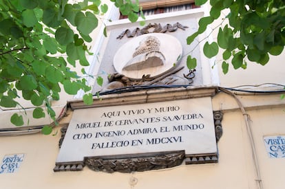 Placa que recuerda la casa en la que vivió y murió Cervantes en el madrileño barrio de Las Letras.