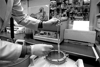 Depósito de nitrógeno líquido donde se almacenan embriones congelados, en la clínica Cocharán, de Barcelona, en una imagen de archivo.