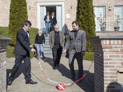 Puigdemont retira la cadena de la entrada de su casa de Waterloo, en febrero de este año.