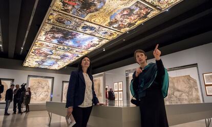 De izquierda a derecha: La directora de la Fundación CaixaForum, Elisa Durán, y la comisaria de la muestra, Bénédicte Gady.