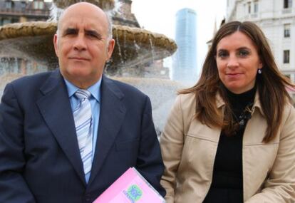 El presidente de Aspanovas, Juan Carlos Fernández, y una voluntaria de la entidad y madre de un niño afectado, Amaia de las Heras.