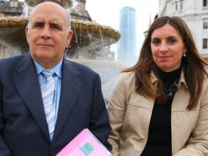 El presidente de Aspanovas, Juan Carlos Fernández, y una voluntaria de la entidad y madre de un niño afectado, Amaia de las Heras.