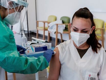 Una trabajadora de residencia se vacuna, el pasado enero en Ibiza.