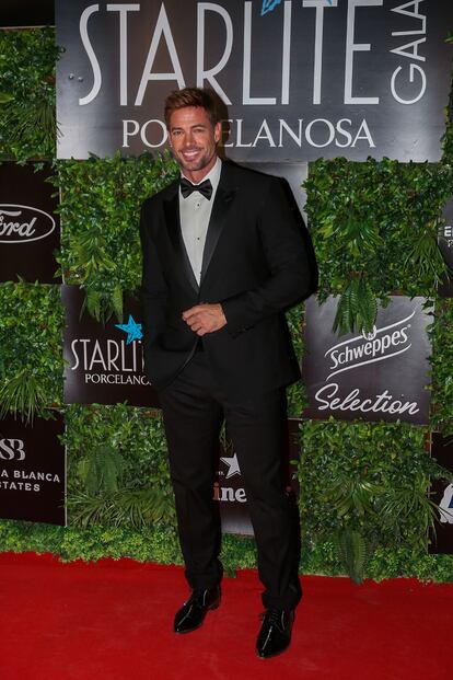 El actor William Levy posa a su llegada a la gala benéfica de Starlite, que se celebra en la cantera de Nagüeles de Marbella (Málaga).