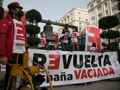 Acto de la agrupación La revuelta de la España vaciada, frente al Congreso de los Diputados, este lunes.