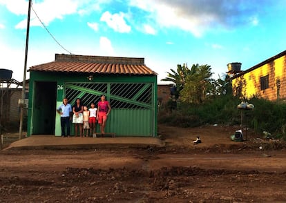 La tercera casa: Otávio das Chagas, Maria y sus hijos menores en la casa donada por una familia austriaca que se conmovió por la historia del pescador.